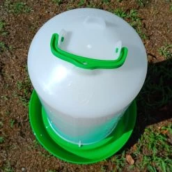 Abreuvoir Poule En Plastique Premium Avec Poignée Et Bouchon 12L Vert - Gaun 11 Abreuvoir Poule En Plastique Premium Avec Poignée Et Bouchon 12L Vert - Gaun -Fournitures De Volaille abreuvoir premium gau avec bouchon 12l dessus