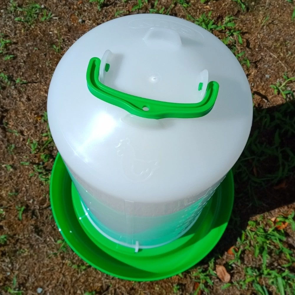 Abreuvoir Poule En Plastique Premium Avec Poignée Et Bouchon 12L Vert - Gaun 5 Abreuvoir Poule En Plastique Premium Avec Poignée Et Bouchon 12L Vert - Gaun – Image 3
