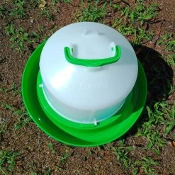 Abreuvoir Poule En Plastique Premium Avec Poignée Et Bouchon 5L Vert - Gaun -Fournitures De Volaille abreuvoir premium gau avec bouchon 5l dessus