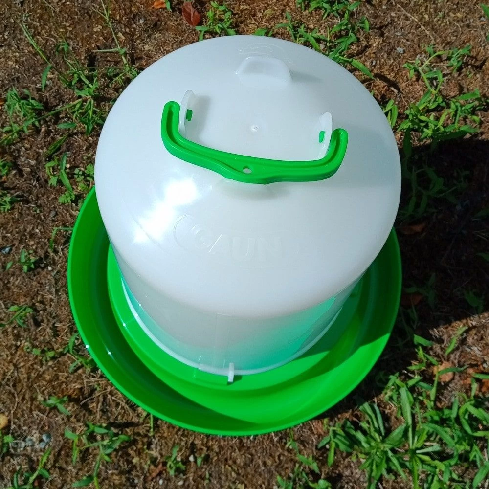Abreuvoir Poule En Plastique Premium Avec Poignée Et Bouchon 8L Vert - Gaun 5 Abreuvoir Poule En Plastique Premium Avec Poignée Et Bouchon 8L Vert - Gaun – Image 3