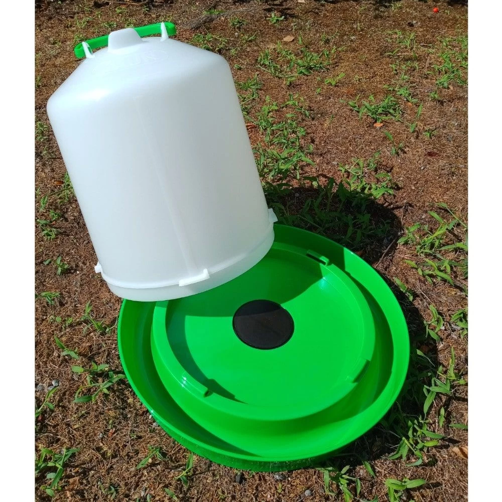 Abreuvoir Poule En Plastique Premium Avec Poignée Et Bouchon 8L Vert - Gaun 6 Abreuvoir Poule En Plastique Premium Avec Poignée Et Bouchon 8L Vert - Gaun – Image 4