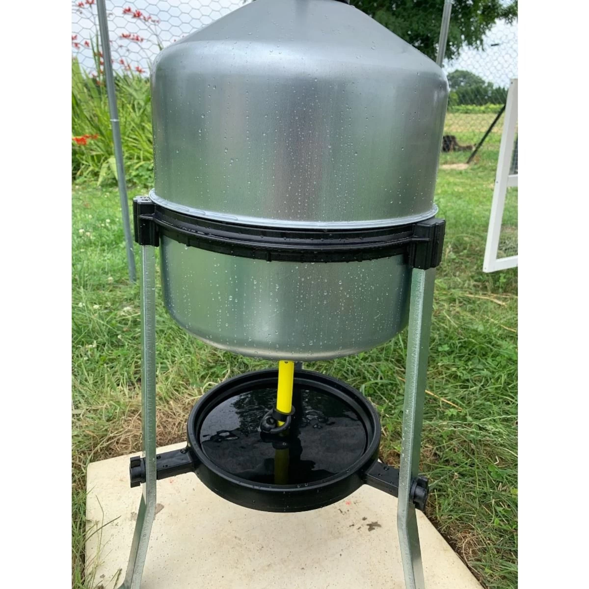 Abreuvoir Galvanisé Sur Pied Type 30L 5 Abreuvoir Galvanisé Sur Pied Type 30L – Image 3