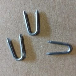 Lot De 9 Piquets Pour Grillage à Poule En Pin Autoclave Classe 4 - 150 X 5 Cm 11 Lot De 9 Piquets Pour Grillage à Poule En Pin Autoclave Classe 4 - 150 X 5 Cm -Fournitures De Volaille clou forme de u 1