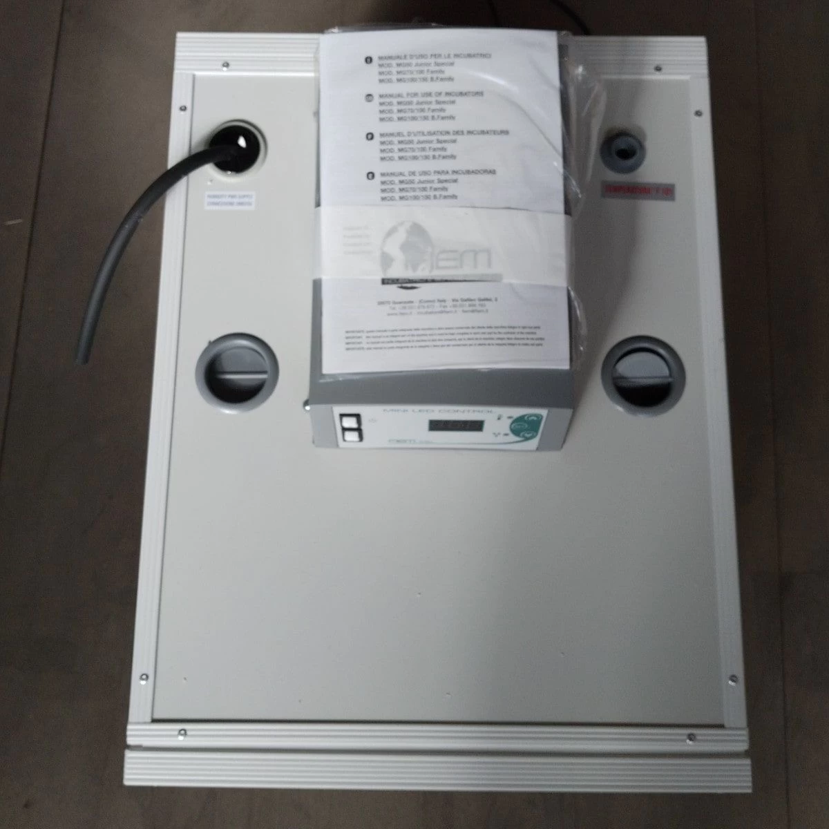 Couveuse Automatique Digitale Poule MG 70/100 Family Mini LED Cabine Acier Capacité 70 œufs - FIEM 8 Couveuse Automatique Digitale Poule MG 70/100 Family Mini LED Cabine Acier Capacité 70 œufs - FIEM – Image 6