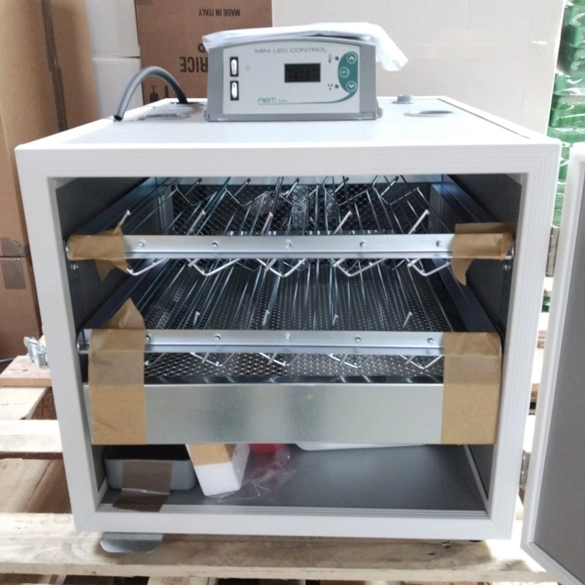 Couveuse Automatique Digitale Poule MG 70/100 Family Mini LED Capacité 70 œufs - FIEM 8 Couveuse Automatique Digitale Poule MG 70/100 Family Mini LED Capacité 70 œufs - FIEM – Image 6