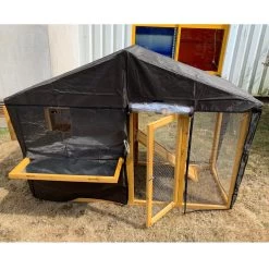 Bâche De Protection Pluie Et Vent Pour Poulailler Orava 11 Bâche De Protection Pluie Et Vent Pour Poulailler Orava -Fournitures De Volaille housse protection pluie et vent poulailler orava ouverte cote