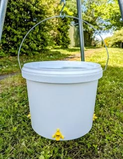 Kit Abreuvoir Poule Avec Seau 8L, Pipettes Stilla Et Trépied -Fournitures De Volaille kit seau plastique 8l avec pipettes stilla et trepied suspendu 1