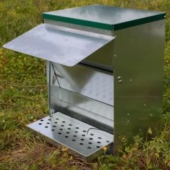 Mangeoire Anti Nuisible Poule Jerry Tôle Galvanisée 29L - Ormi Group -Fournitures De Volaille mangeoire anti nuisible 29 l jerry ormi group second profil installee