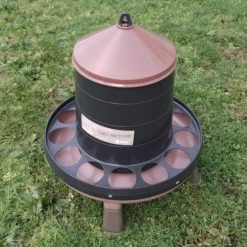 Mangeoire Poule à Pieds En Plastique Recyclé Eco 12Kg -Fournitures De Volaille mangeoire poule plastique recycle 12kg gaun profil 1