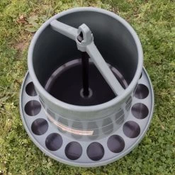 Mangeoire Poule à Pieds En Plastique Recyclé Eco 8Kg 13 Mangeoire Poule à Pieds En Plastique Recyclé Eco 8Kg -Fournitures De Volaille mangeoire poule plastique recycle 8kg gaun interieur