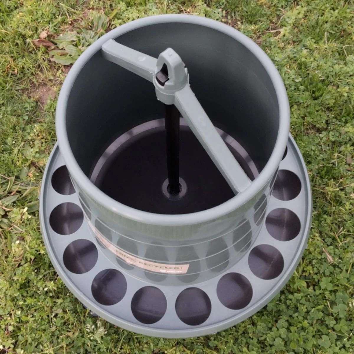 Mangeoire Poule à Pieds En Plastique Recyclé Eco 8Kg 7 Mangeoire Poule à Pieds En Plastique Recyclé Eco 8Kg – Image 5