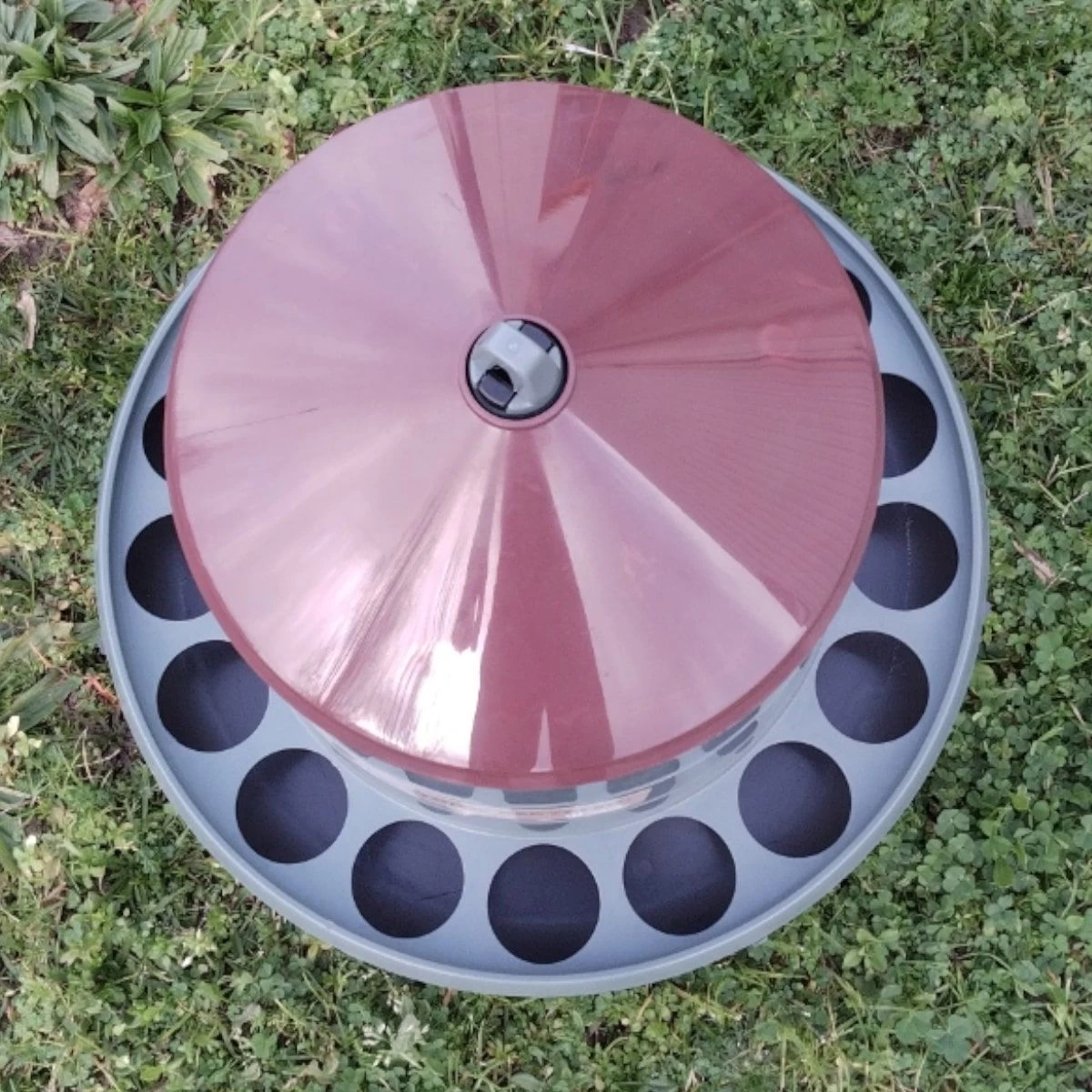 Mangeoire Poule à Pieds En Plastique Recyclé Eco 8Kg 9 Mangeoire Poule à Pieds En Plastique Recyclé Eco 8Kg – Image 7