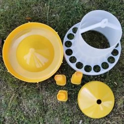 Mangeoire Poule à Pieds En Bioplastique Végétal Eco 8Kg -Fournitures De Volaille mangeoire sur pieds bioplastique 8 kg gaun demonte vue dessus