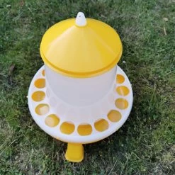 Mangeoire Poule à Pieds En Bioplastique Végétal Eco 8Kg -Fournitures De Volaille mangeoire sur pieds bioplastique 8 kg gaun vue dessus