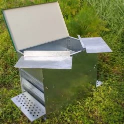 Mangeoire Anti Nuisible Poule Double Accès Jerry En Tôle Galvanisée 64L - Ormi Group -Fournitures De Volaille mangeorie anti nuisible double acces 64 l jerry ormi group ouverte