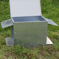 Mangeoire Anti Nuisible Poule Double Accès Jerry En Tôle Galvanisée 64L - Ormi Group