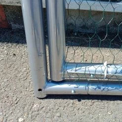 Porte Pour Enclos Poulailler Parc Grillagé Renforcé P001 - 4x2x2,25m 9 Porte Pour Enclos Poulailler Parc Grillagé Renforcé P001 - 4x2x2,25m -Fournitures De Volaille porte parc grillage ouverte detail coin