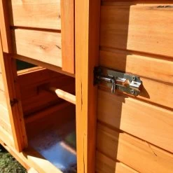 Poulailler Cémani XXL Toit Shingle Noir 10 à 15 Poules -Fournitures De Volaille poulailler challans 10 15 poules detail fermeture porte ouverte 1