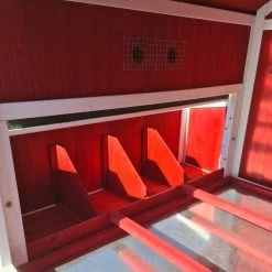 Poulailler Deluxe Rouge Toit Shingle Vert Jusqu’à 12 Poules V3.0 -Fournitures De Volaille poulailler deluxe rouge toit vert 12 poules vue interieure perchoirs pondoirs