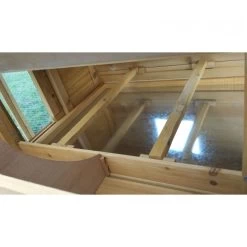 Poulailler Orava Toit Shingle Ouvrant Jusqu’à 4 Poules Avec Bâche De Protection Pluie Et Vent 16 Poulailler Orava Toit Shingle Ouvrant Jusqu’à 4 Poules Avec Bâche De Protection Pluie Et Vent -Fournitures De Volaille poulailler orava 2 a 4 poules toit shingle vue interieur 1