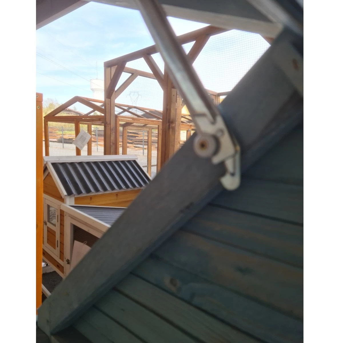 Poulailler Scandinave Toit Shingle Ouvrant 6 à 8 Poules Bois Epicéa 13 Poulailler Scandinave Toit Shingle Ouvrant 6 à 8 Poules Bois Epicéa – Image 11