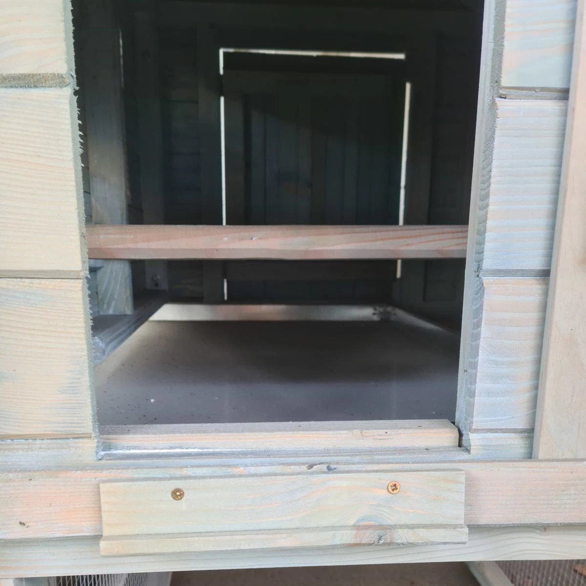 Poulailler Scandinave Toit Shingle Ouvrant 6 à 8 Poules Bois Epicéa 10 Poulailler Scandinave Toit Shingle Ouvrant 6 à 8 Poules Bois Epicéa – Image 8