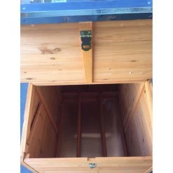 Poulailler Farmer L Bois FSC Toit En Tôle Ouvrant 4 à 6 Poules -Fournitures De Volaille poulailler farmer vue interieur