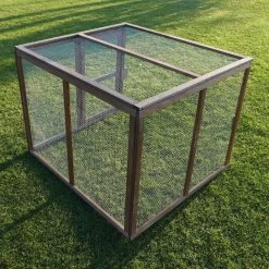 Parc Grillagé Pour Poulailler Plymouth Bois FSC 6 Parc Grillagé Pour Poulailler Plymouth Bois FSC -Fournitures De Volaille poulailler plymouth 6 a 8 poules bois fsc vue parc exterieur 1