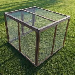 Poulailler Plymouth Toit Shingle Ouvrant 4 à 6 Poules Bois FSC Avec Extension Parc Grillagé -Fournitures De Volaille poulailler plymouth 6 a 8 poules bois fsc vue parc exterieur 3