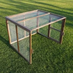 Parc Grillagé Pour Poulailler Plymouth Bois FSC 7 Parc Grillagé Pour Poulailler Plymouth Bois FSC -Fournitures De Volaille poulailler plymouth 6 a 8 poules bois fsc vue parc exterieur cote 1