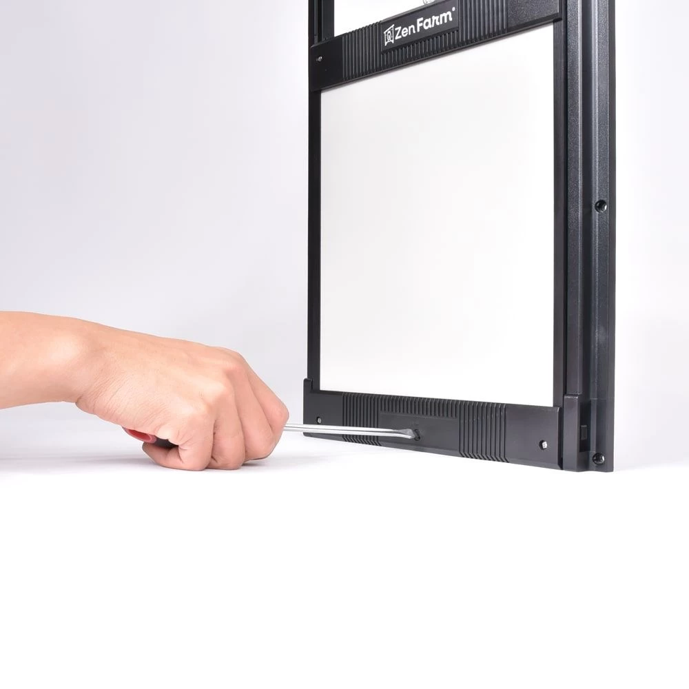 Trappe Sécurité Pour Poulailler Avec Loquet De Verrouillage Taille Unique - Zen Farm 5 Trappe Sécurité Pour Poulailler Avec Loquet De Verrouillage Taille Unique - Zen Farm – Image 3