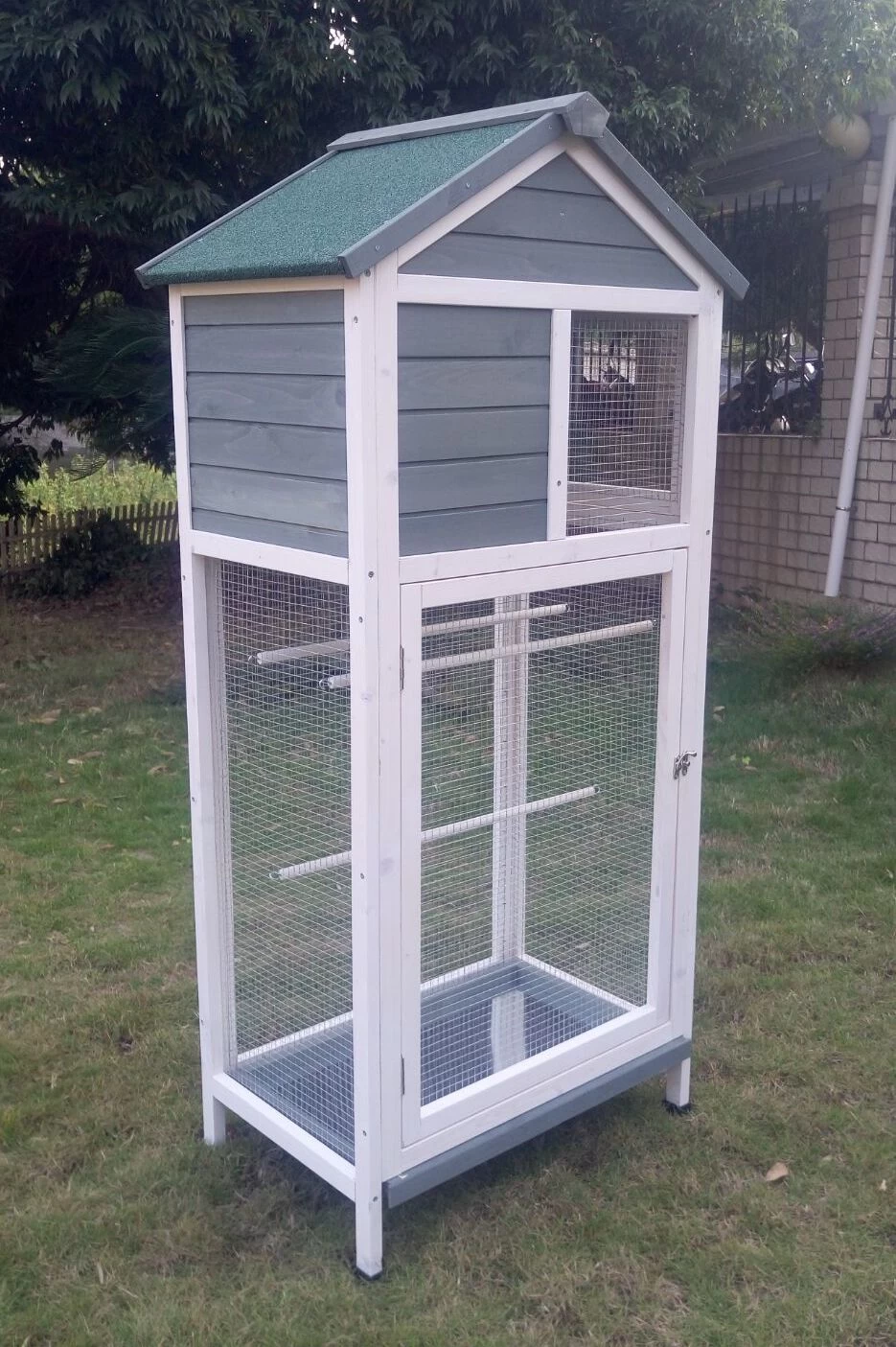 Volière Oiseaux En Bois Avec Toit Shingle Inséparable Bleue Et Blanche 4 Volière Oiseaux En Bois Avec Toit Shingle Inséparable Bleue Et Blanche – Image 2